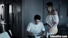 Reproducir Stepasster atrapa a hermanastras que se mueve a la imagen de la madrastra - Hardcore Taboo Encounter