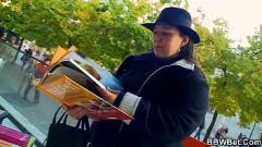 Odtwórz Chubby Brunette z ogromnym dupkiem jest do bani i jeździ wielkim kutasem