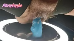 Jouer BBW Misty Thyghs se déchaîne avec une grosse bite et un gode