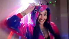 Jouer Dominatrix en pyjamas à licorne donne une instruction explicite de travail à la main