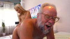 Jouer Mos Pervers fait un beau sexe avec une jeune mauvaise escorte