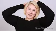 تشغيل إنها ليست فخورة بوضع الديك في فمها لكنها تحب الطعم