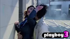 تشغيل Big Tits MILF يصبح غريبًا مع جار مثليه ساخن