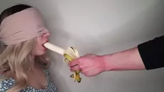 Abspielen Beste Freundin in ein mit Sperma gefülltes Geschmacksspiel verwickelt: Überraschung mit verbundenen Augen für einen naiven Teenager