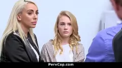 Reproduzir Naughty Teen Shoplifter recebe punição severa ao dominar policial no escritório de segurança